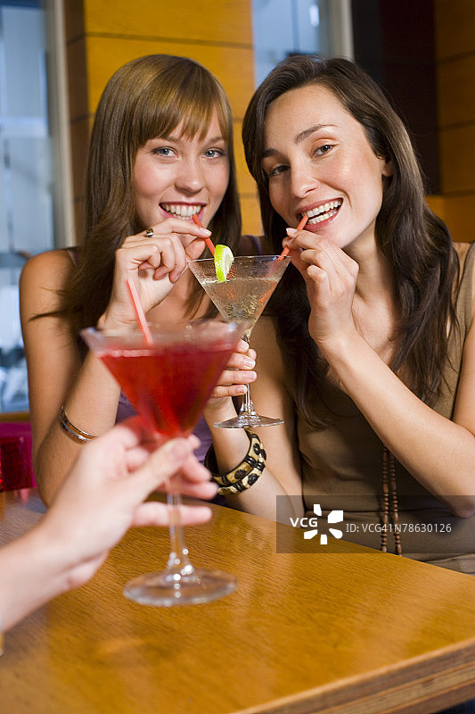 女人们分享饮品图片素材