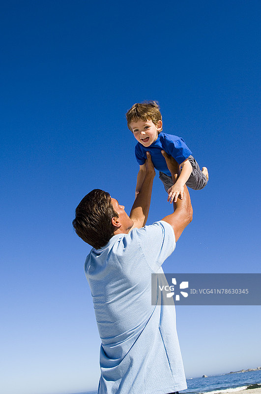 父子在海滩上玩耍图片素材