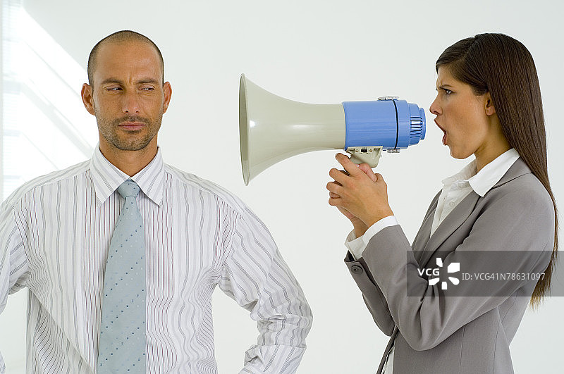 女商人对男商人喊叫图片素材