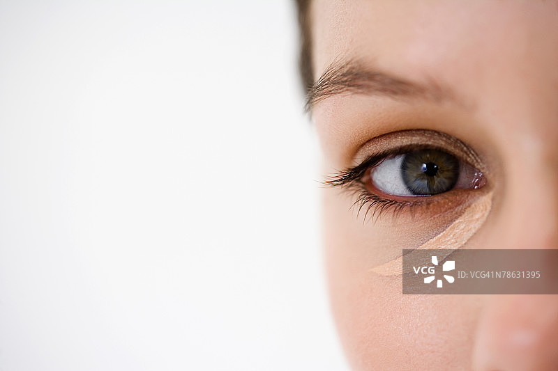 眼部遮瑕的女人图片素材