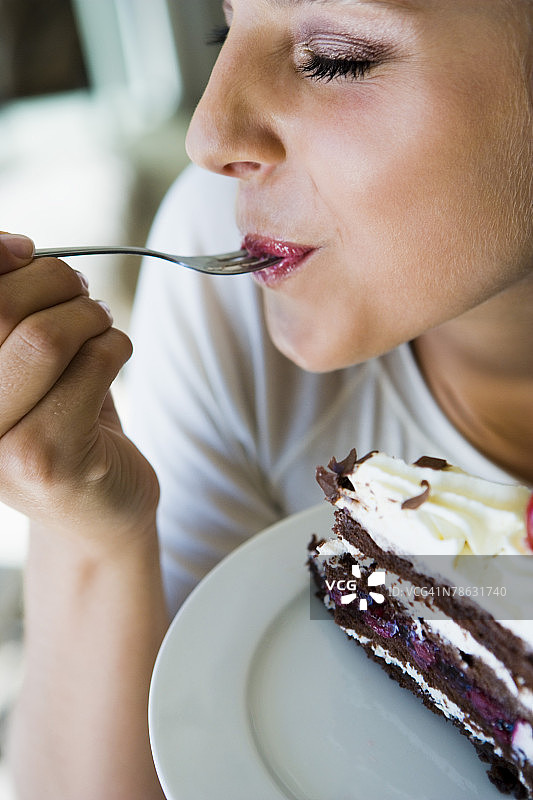 微笑女人吃蛋糕图片素材