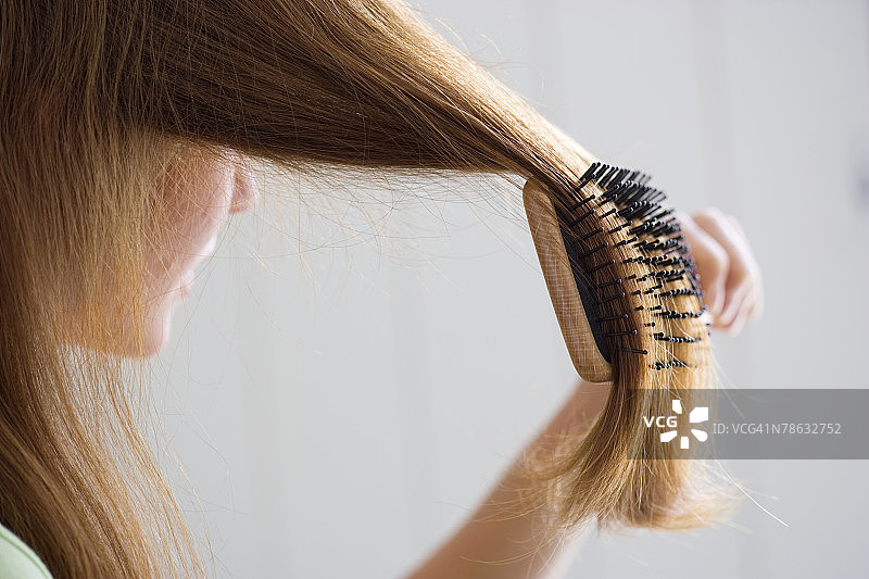 梳头的人图片素材