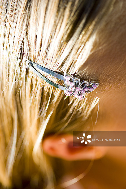 戴发夹的女孩图片素材