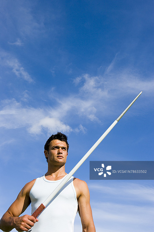 拿着标枪的男人图片素材