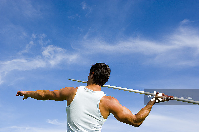 男人投掷标枪图片素材