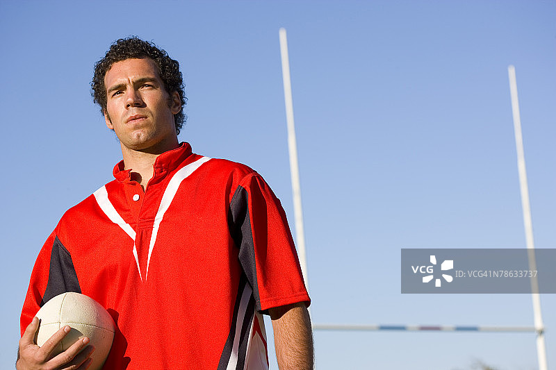 球门柱旁的橄榄球运动员图片素材