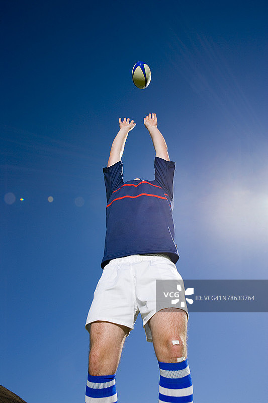 橄榄球运动员持球图片素材