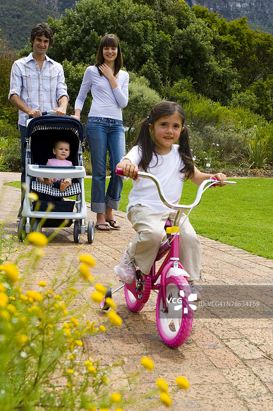 户外家庭活动图片素材
