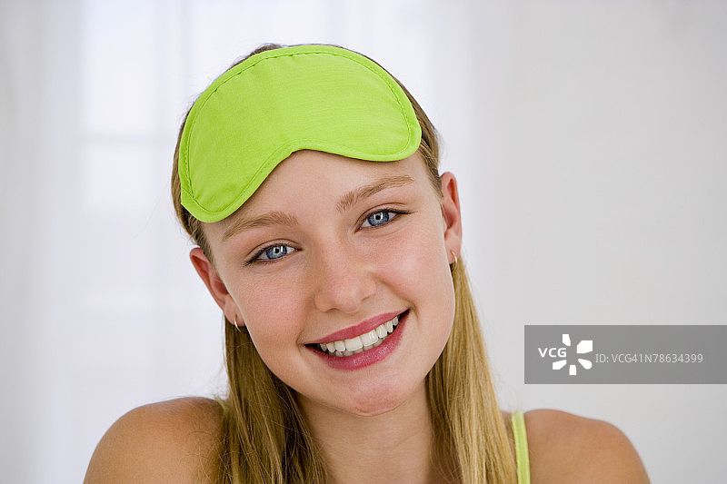 戴睡眠眼罩的女孩图片素材