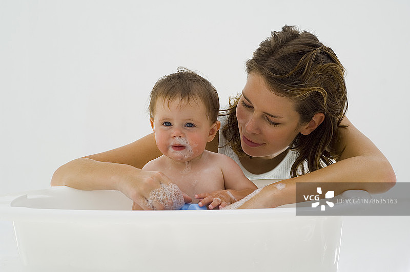 母亲给宝宝洗澡图片素材