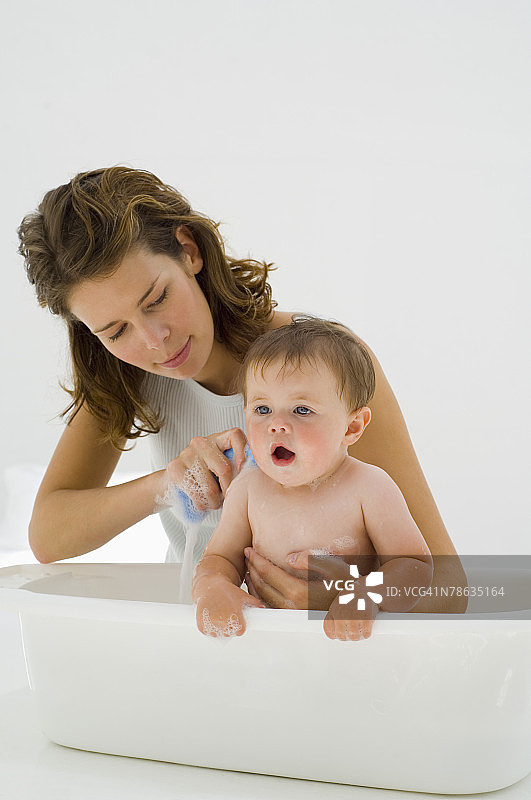 母亲给宝宝洗澡图片素材