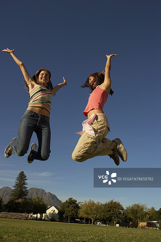 女人一起跳跃图片素材