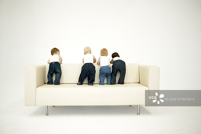 宝宝们在沙发后背向外看图片素材