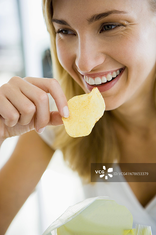吃薯片的女人图片素材