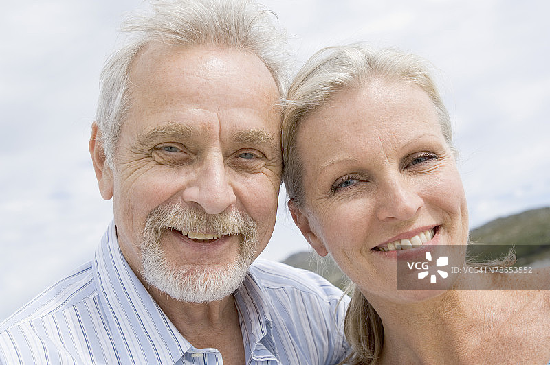 微笑的中年夫妇图片素材