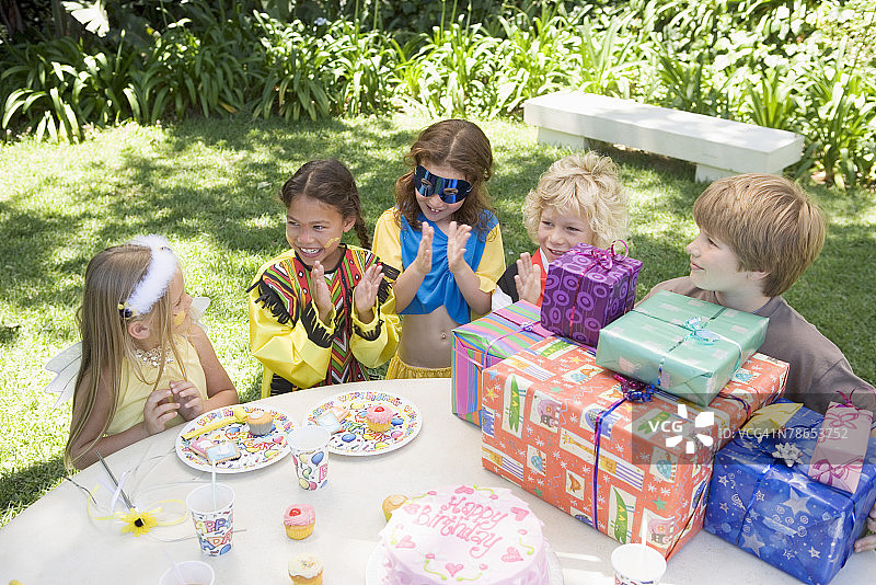 生日派对上的儿童服装图片素材