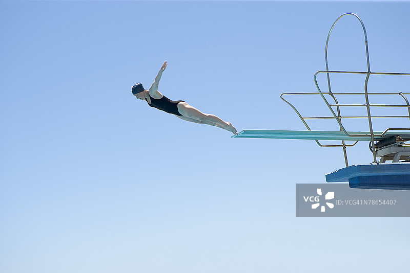 女人从跳板上跳水图片素材