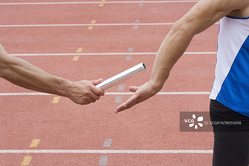 接力赛跑者传递接力棒图片素材