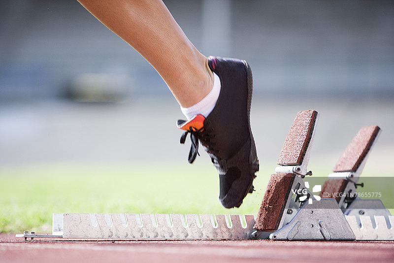 脚离开起跑线图片素材