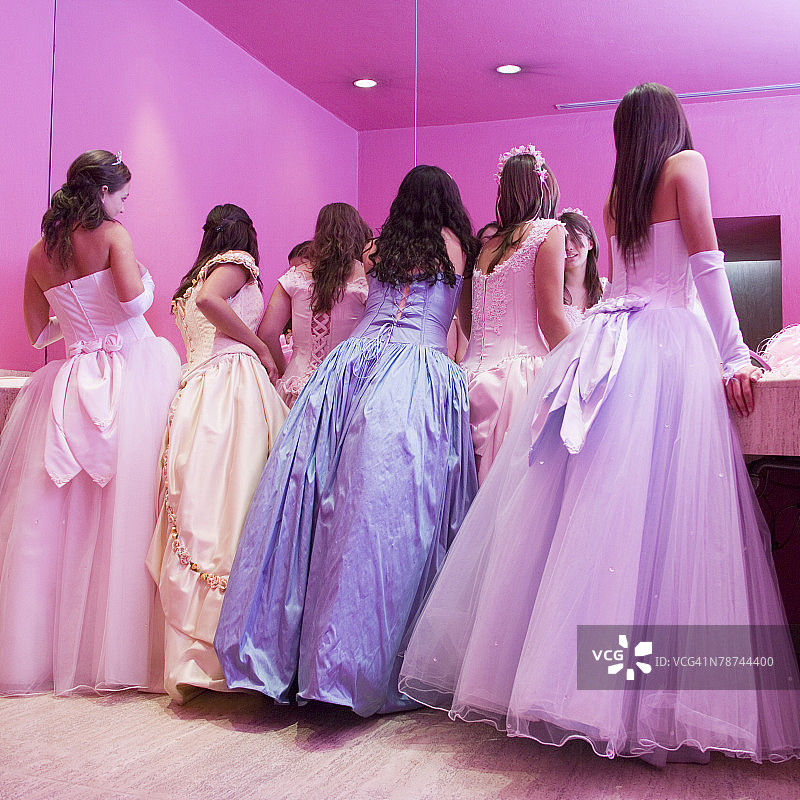 参加成人礼的女孩正在照镜子图片素材