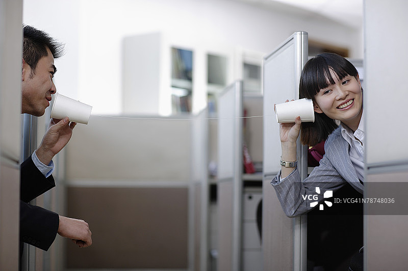 用纸杯玩电话的商务人士图片素材