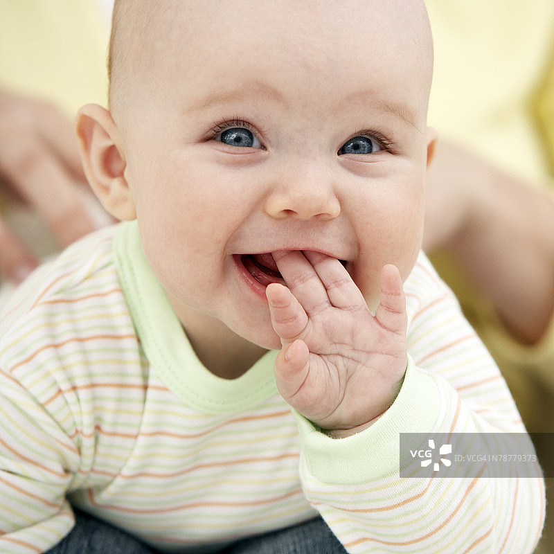 宝宝正在咬手指图片素材
