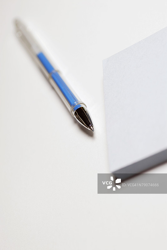 笔和记事本的特写镜头图片素材