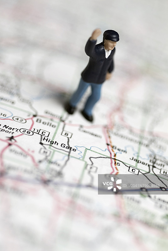 路标上的人偶俯视图图片素材