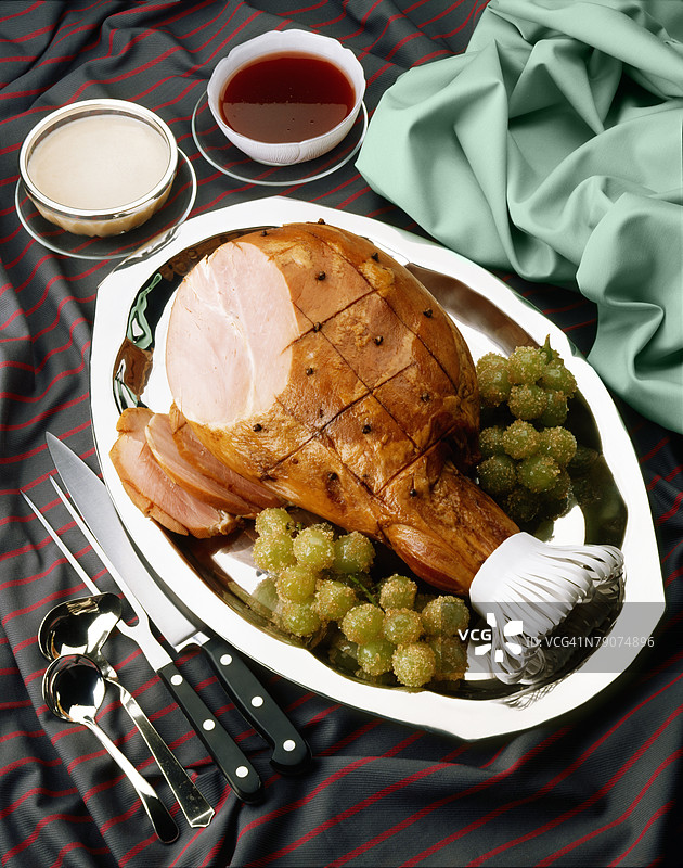 高角度视图的切片烤猪肉图片素材