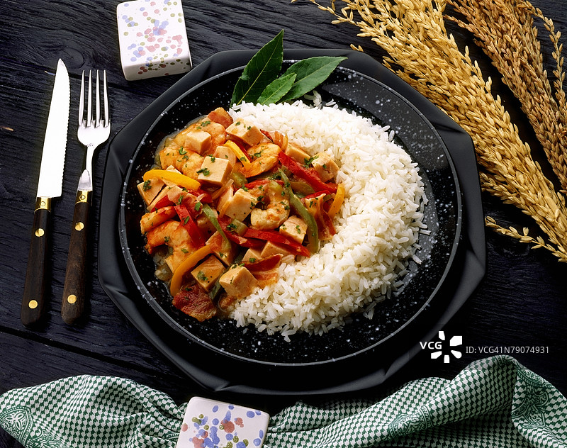 高角度视图的泰国虾在盘子上图片素材