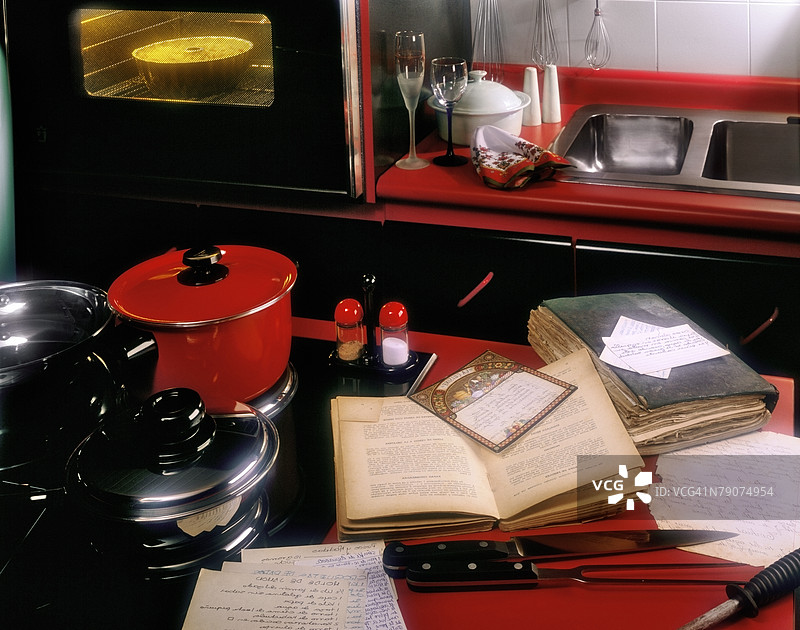 厨房里的微波炉和餐具图片素材