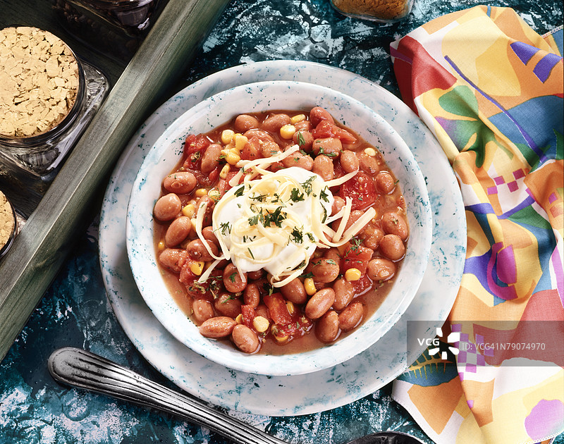 碗里的炸豆泥高角度视图图片素材