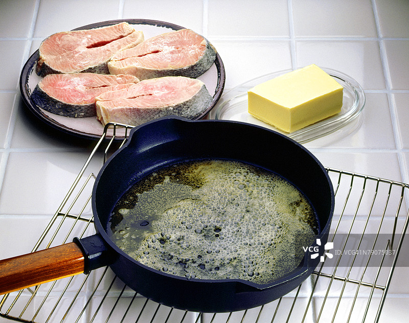 煎锅和三文鱼特写图片素材