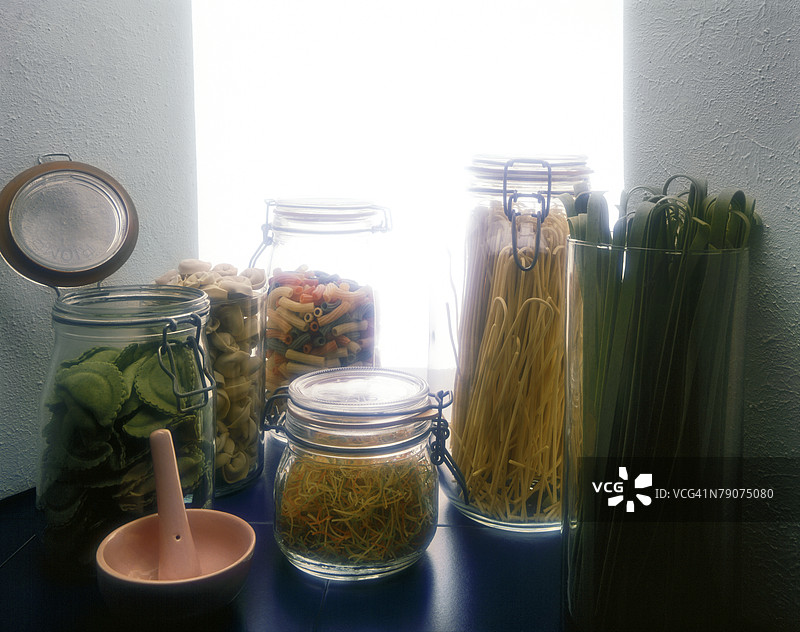 各种意大利面装在玻璃罐中图片素材