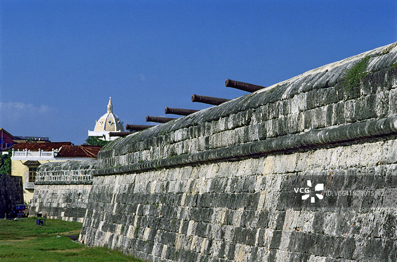 石墙上的大炮低角度视图图片素材