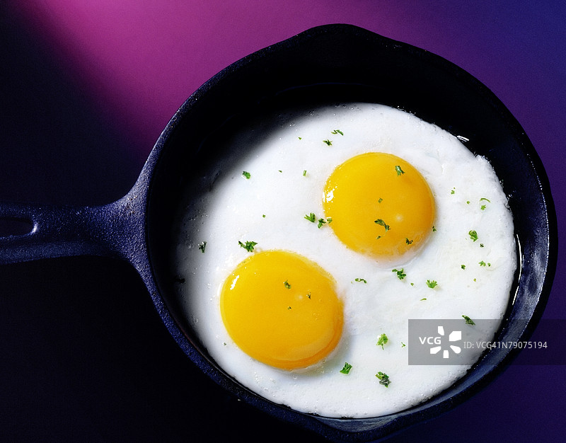 煎锅中煎蛋的特写镜头图片素材