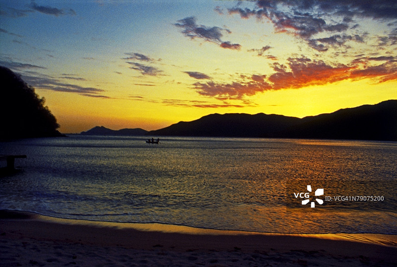 黄昏时分的山脉剪影图片素材