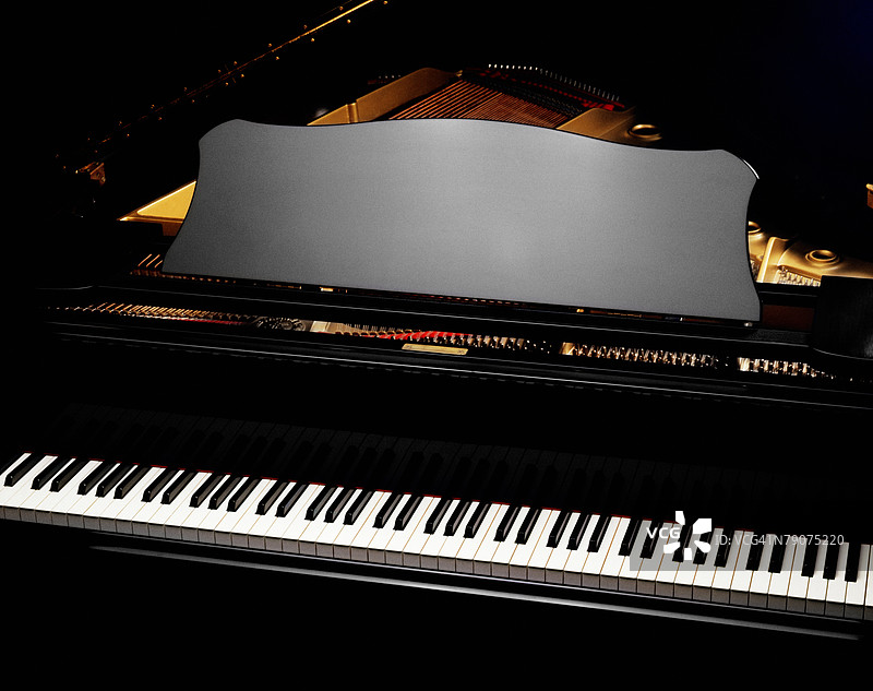 钢琴的高角度视图图片素材