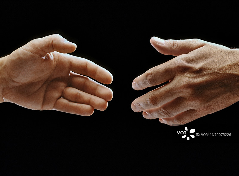 两只手伸向彼此的特写图片素材