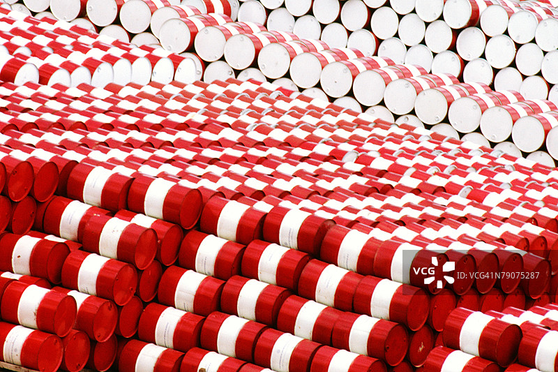 巴西萨尔瓦多的石化厂堆放的桶图片素材