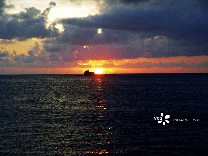 日落时分的海上云彩图片素材