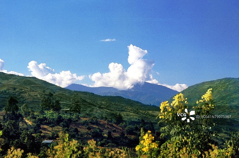 山上的云彩图片素材