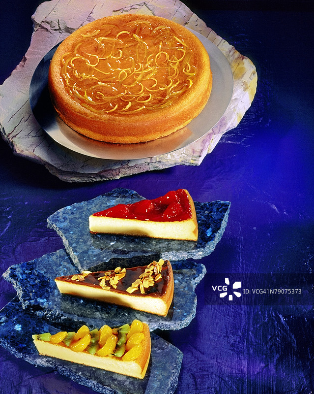 高角度视图的芝士蛋糕切片图片素材