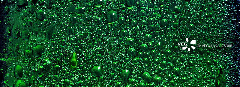 玻璃表面的水滴特写图片素材