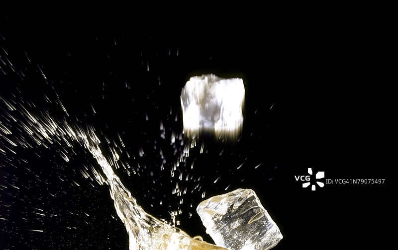 水花从玻璃杯中飞溅特写图片素材