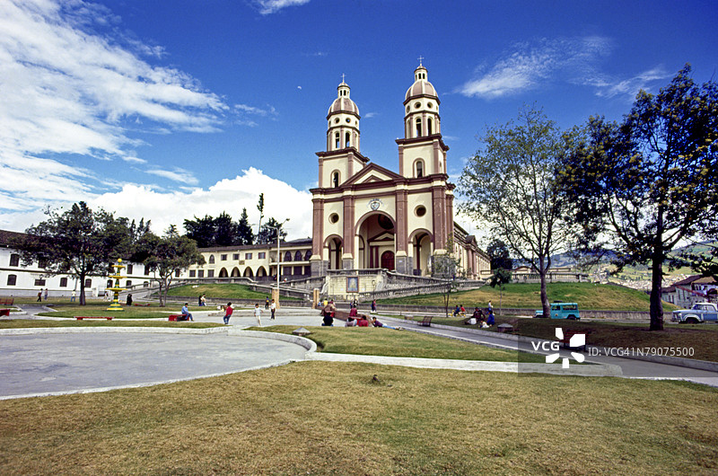 游客在教堂前图片素材