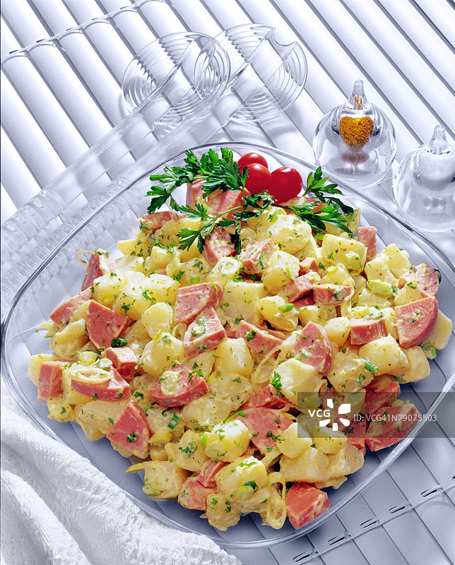 火腿和土豆沙拉的高角度视图图片素材
