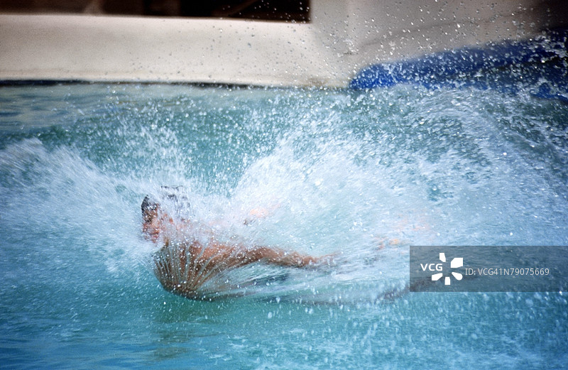在游泳池里戏水的特写图片素材