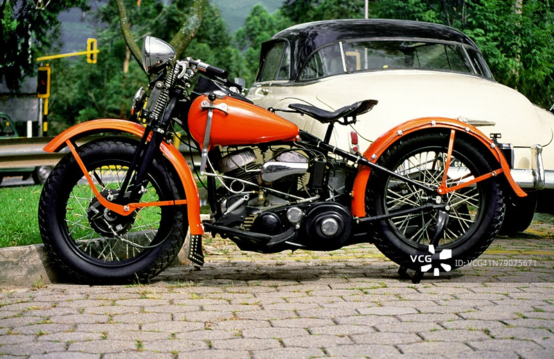 停车场内停着一辆摩托车和一辆汽车图片素材