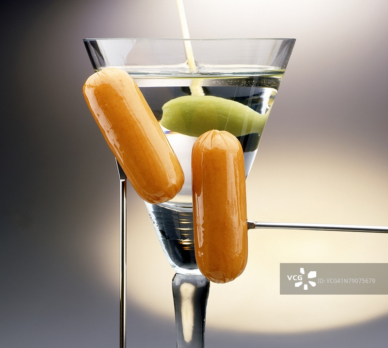 马提尼酒杯的特写镜头图片素材